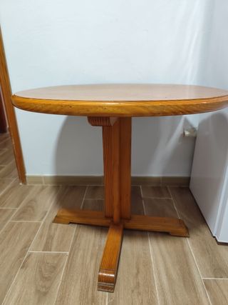 Mesa redonda de madera