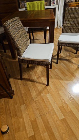 Mesa extensible y 4 sillas. Medida abierta 180cm