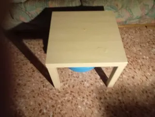 Mesa auxiliar de madera pequeña