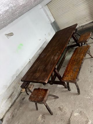 Mesa de roble rústica con bancos
