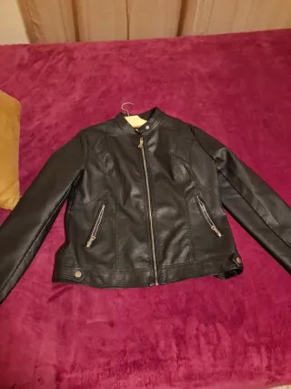 Chaqueta efecto piel negra