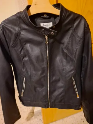 Chaqueta efecto piel negra