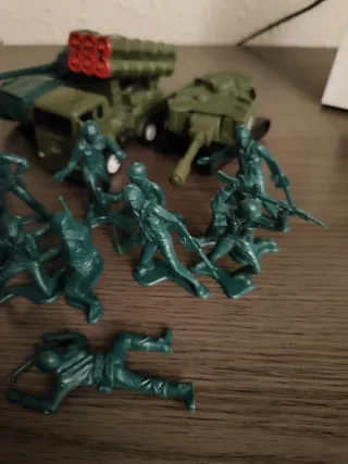 Soldati di plastica e carri armati giocattolo