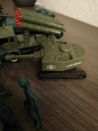 Soldati di plastica e carri armati giocattolo