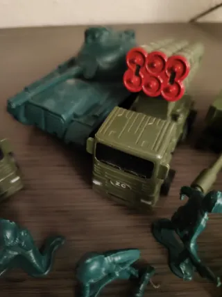 Soldati di plastica e carri armati giocattolo