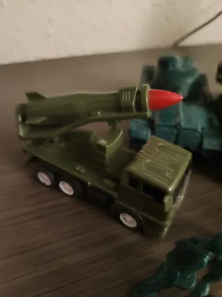 Soldati di plastica e carri armati giocattolo