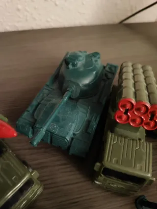 Soldati di plastica e carri armati giocattolo