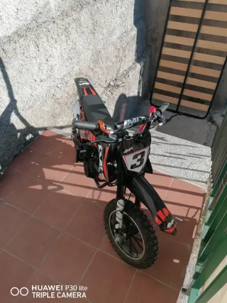 Mini moto infantil negra y roja