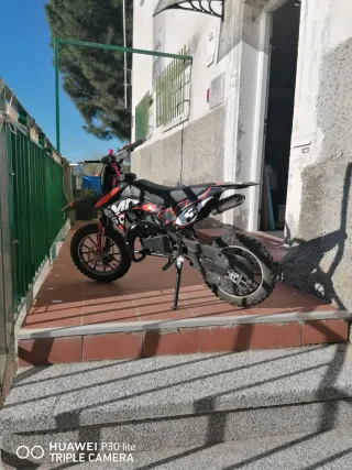 Mini moto infantil negra y roja