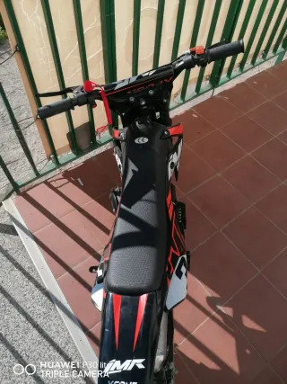 Mini moto infantil negra y roja