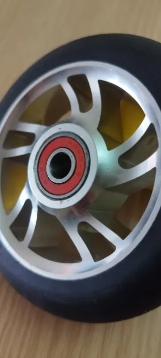 Rueda de goma con llanta en aluminio para patinete