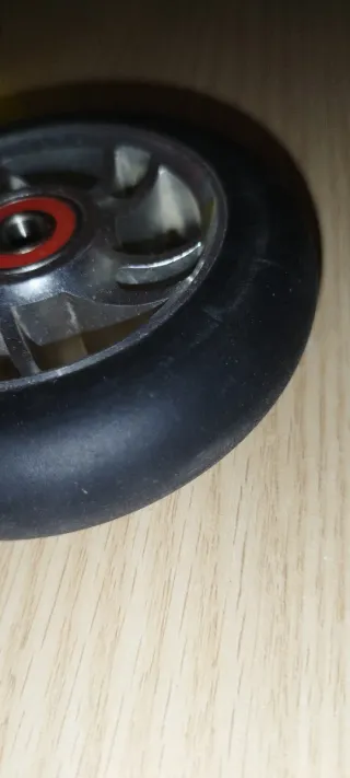 Rueda de goma con llanta en aluminio para patinete