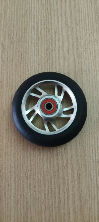 Rueda de goma con llanta en aluminio para patinete