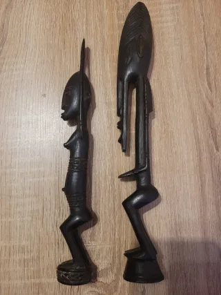 Coppia di Statuette Africane in Legno Scuro