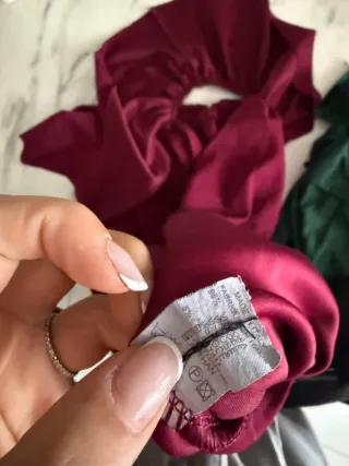 Vestito bordeaux con volant