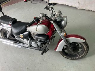 Moto Cruiser Roja y Plateada Motor roto