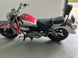 Moto Cruiser Roja y Plateada Motor roto