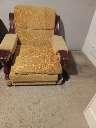 Sillón de tela y madera