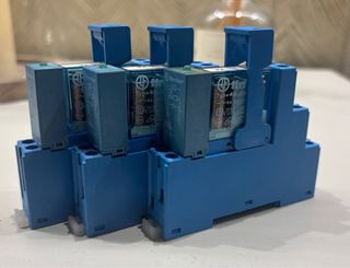 Finder 95.05 Relé con base 6-24V DC tres reles