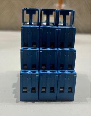 Finder 95.05 Relé con base 6-24V DC tres reles