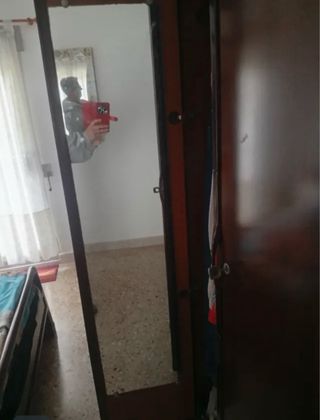 Armario de madera marrón