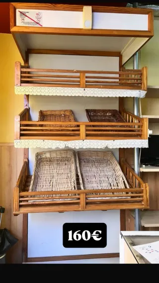 Estantería de madera con cestas de mimbre