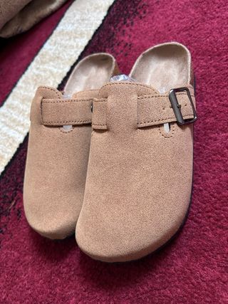 Zuecos Beige/Marrón con Hebilla