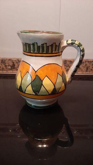 Jarra de cerámica decorada