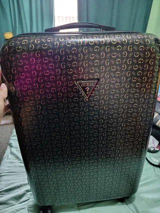Maleta Guess 25 kg Negra y Dorada