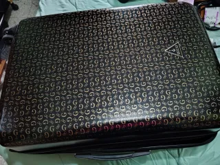 Maleta Guess 25 kg Negra y Dorada