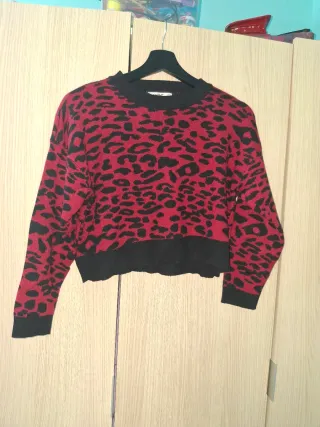 Jersey estampado leopardo rojo y negro