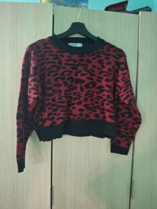 Jersey estampado leopardo rojo y negro