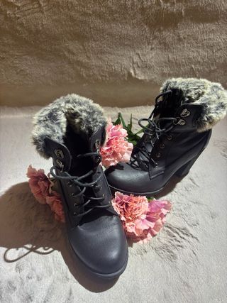 Botines negros con cordones y pelo