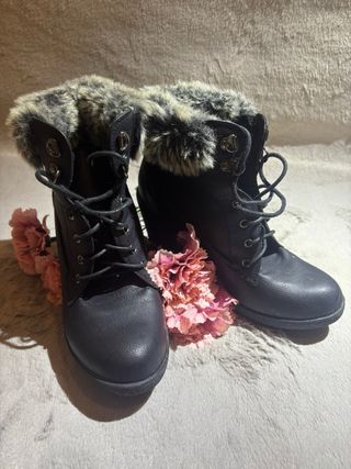 Botines negros con cordones y pelo