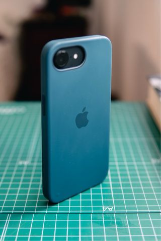 iPhone 16e 256GB + 3 fundas + Cargador 20W regalo