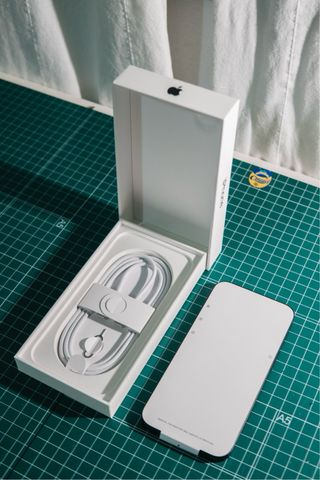 iPhone 16e 256GB + 3 fundas + Cargador 20W regalo