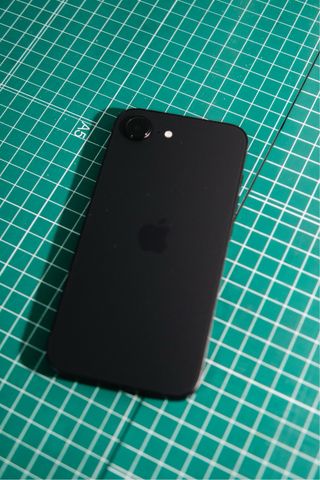 iPhone 16e 256GB + 3 fundas + Cargador 20W regalo