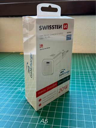 iPhone 16e 256GB + 3 fundas + Cargador 20W regalo