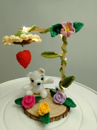 Osito de peluche con corazón y flor