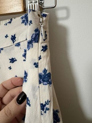 Falda midi Sezane flores azules