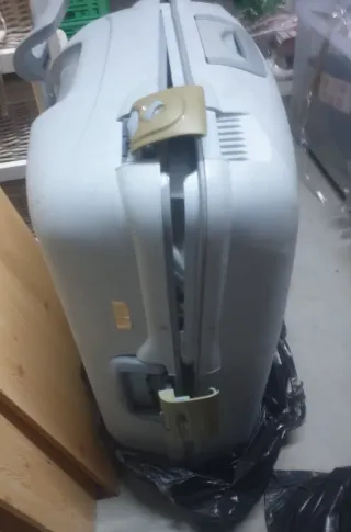 Maleta de viaje beige y blanca