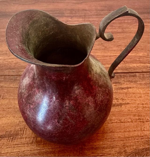 Antigua jarra de bronce