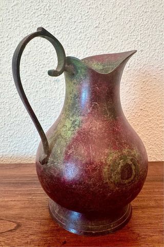 Antigua jarra de bronce