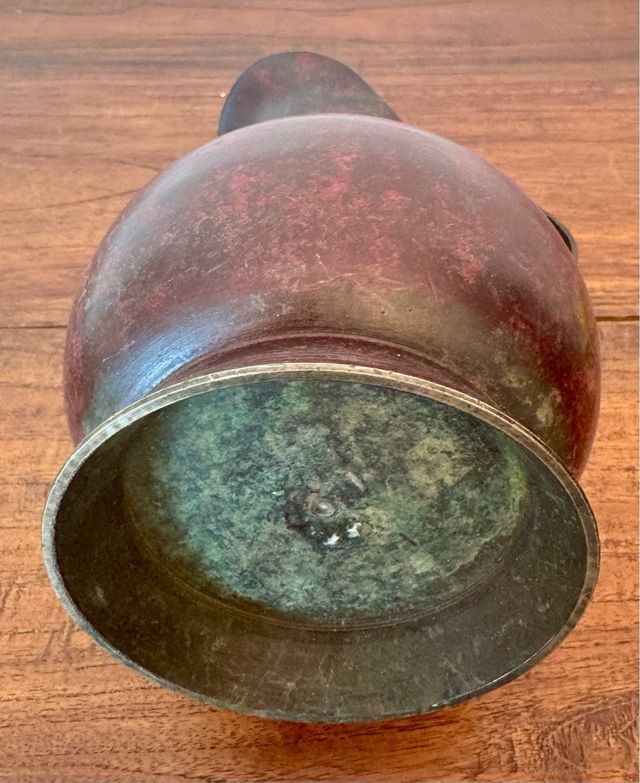 Antigua jarra de bronce