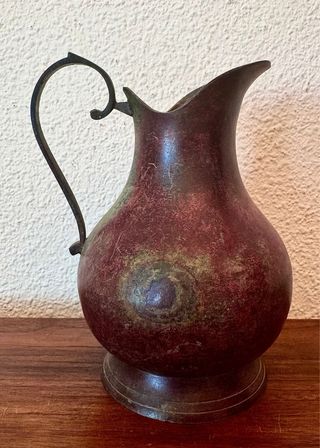 Antigua jarra de bronce