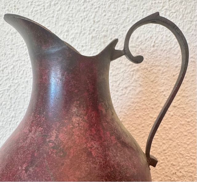 Antigua jarra de bronce
