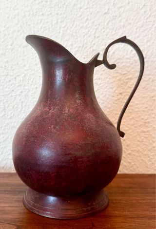 Antigua jarra de bronce