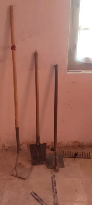 Herramientas de campo: azada, pala y rastrillo