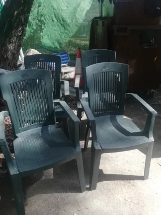 Sillas de plástico verdes (4 unidades)