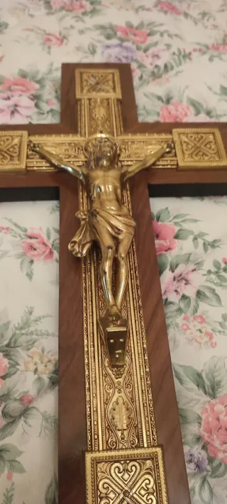 Crucifijo de madera y metal dorado